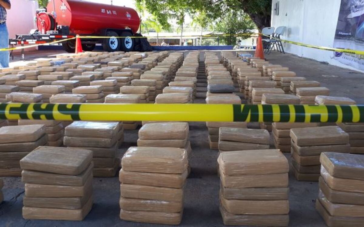 GOLPE NAVIDEÑO AL NARCOTRÁFICO. Incautan 22 bultos de sacos de droga en alta mar
