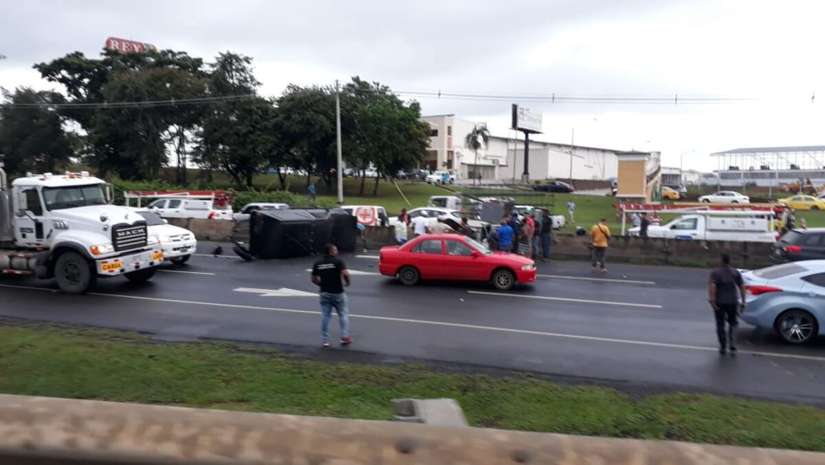 Una fuerte colisión se registró en la autopista de Arraiján -La Chorrera