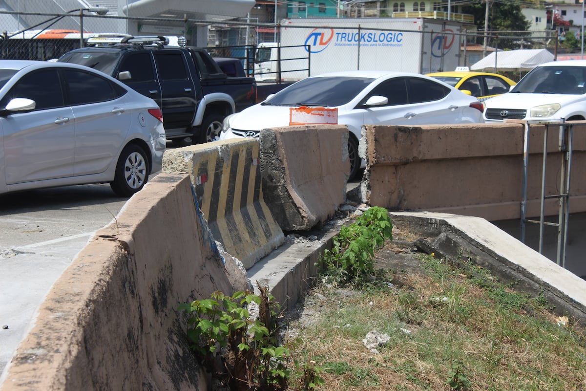 Muro de la rotonda de la  Roosevelt está a punto de desplomarse. Tome precauciones