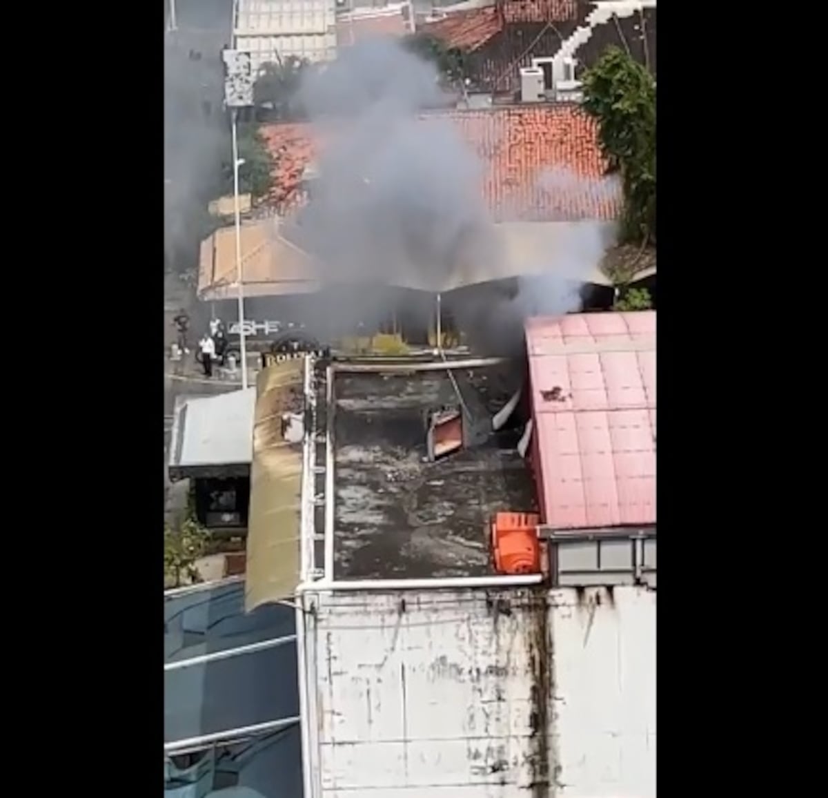 Fuego en un local comercial causó alarma en Calle Uruguay, cerca a una estación de combustible. Video