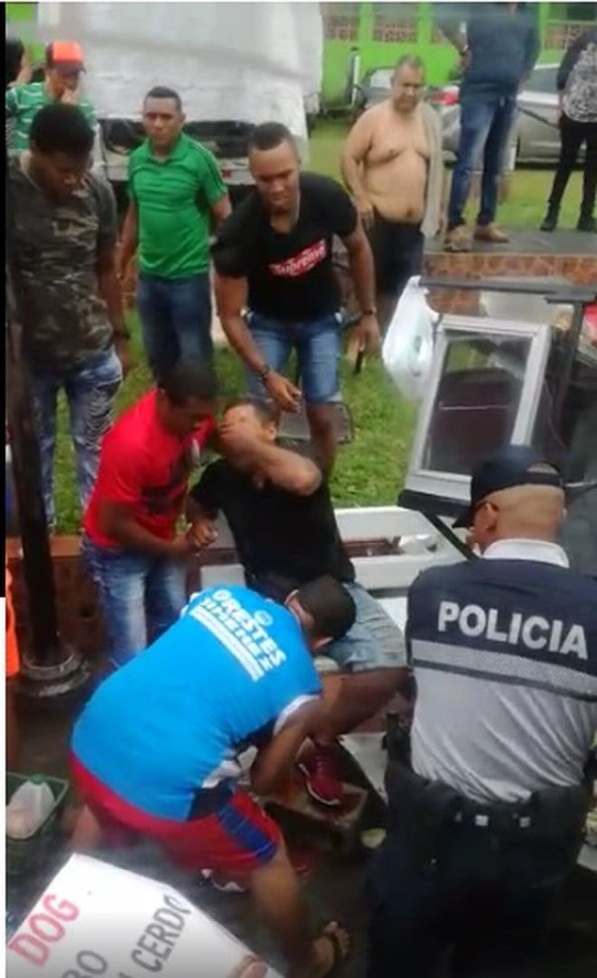 Le parte pierna a comerciante. Bus choca contra quioscos en Portobelo