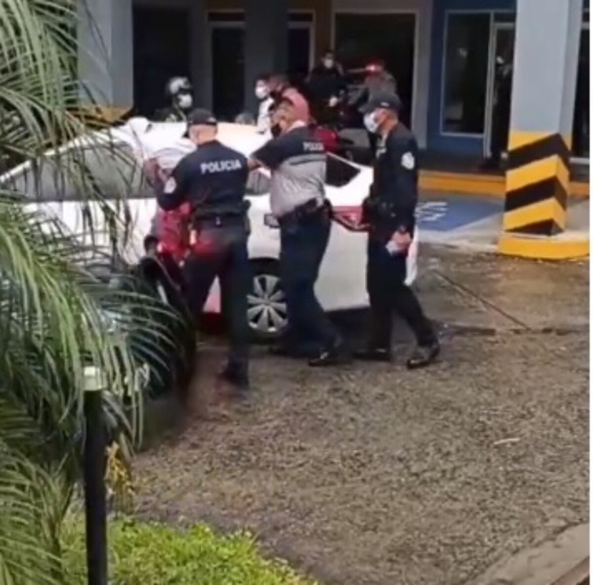 Ciudadanos y agente de seguridad atrapan a un sujeto que intentaba robarle a un adulto mayor. Todo quedó en video