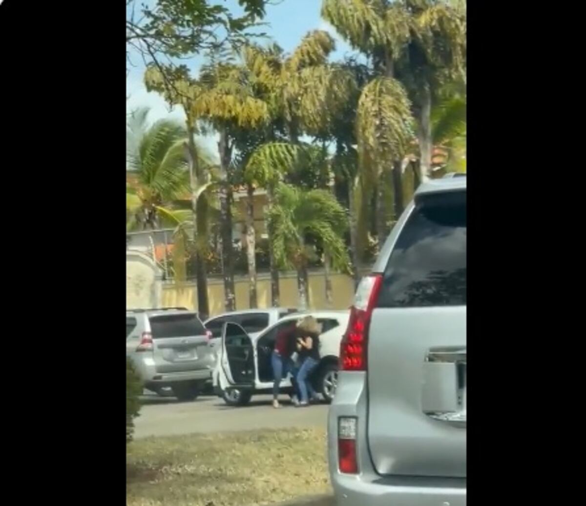 Primer día de clases y ya una madre de familia agarra por las greñas a otra en Costa del Este. Franklyn Robinson dice que es su vecina