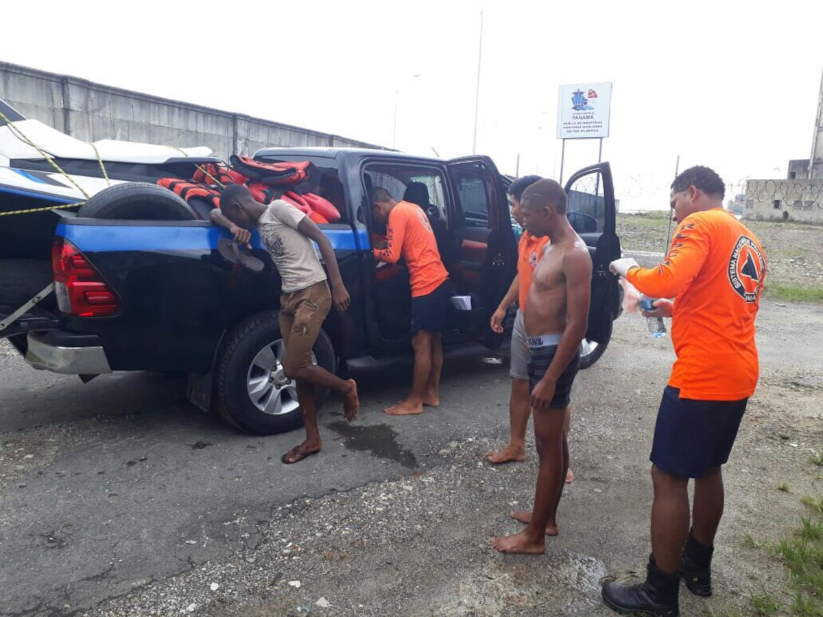 ¡EN COLÓN! Rescatistas salvan a menores de edad de morir entre rocas y olas
