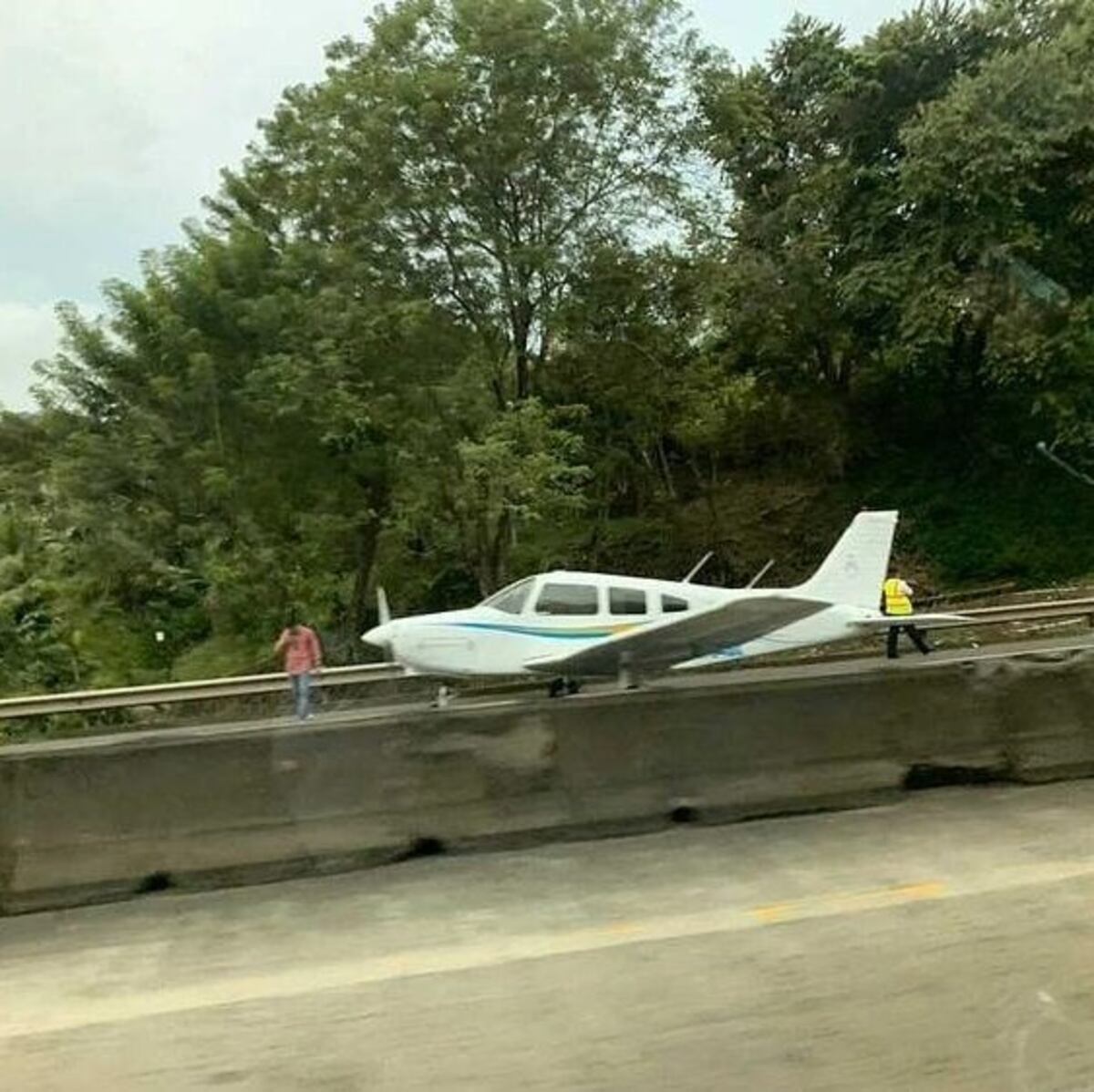 Última hora. Avioneta aterriza en la Autopista Panamá-Colón al estilo del ‘Loco Murdock’