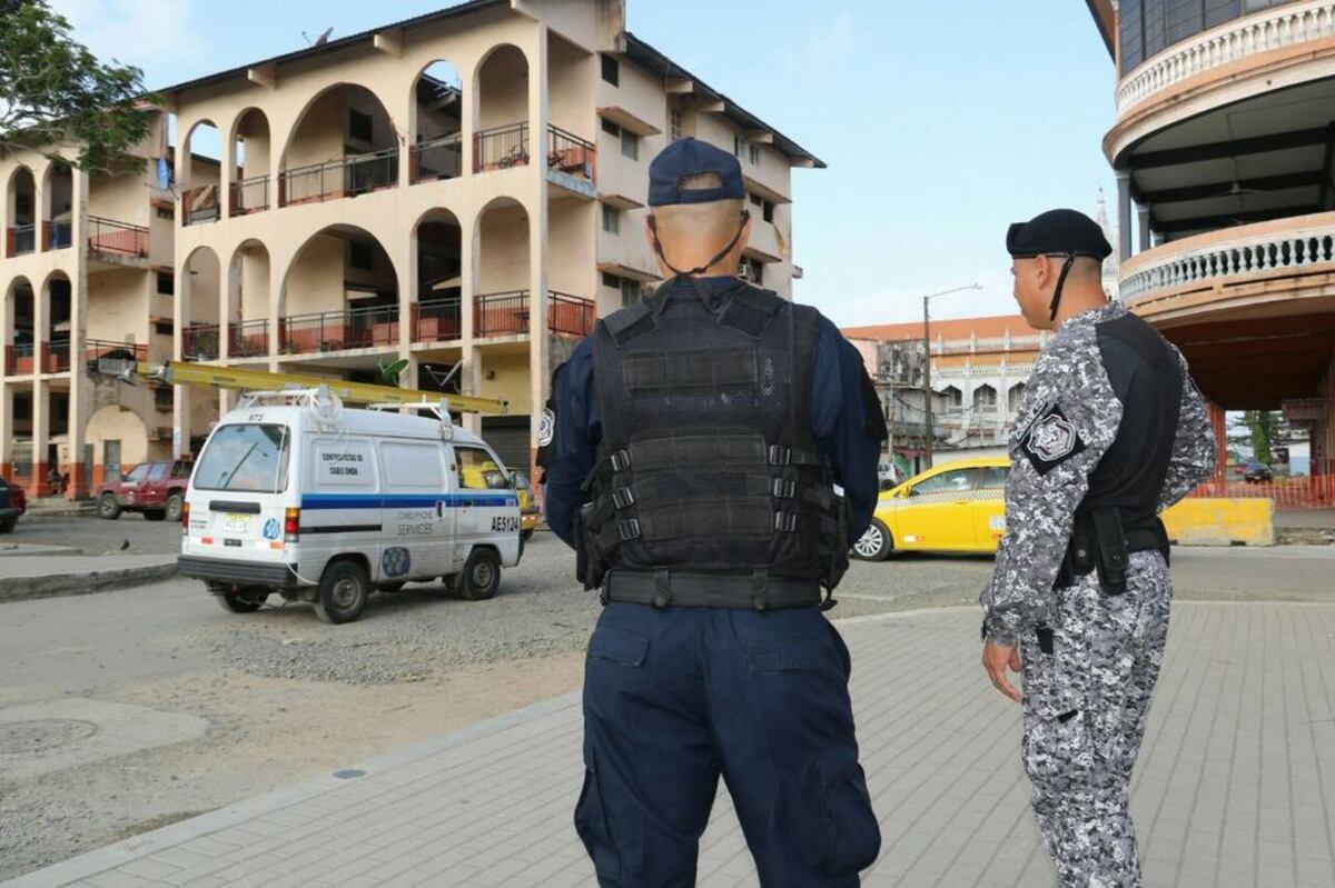 ¡EN COLÓN! El director de la Policía pudo hasta jugar dominó en medio de huelga