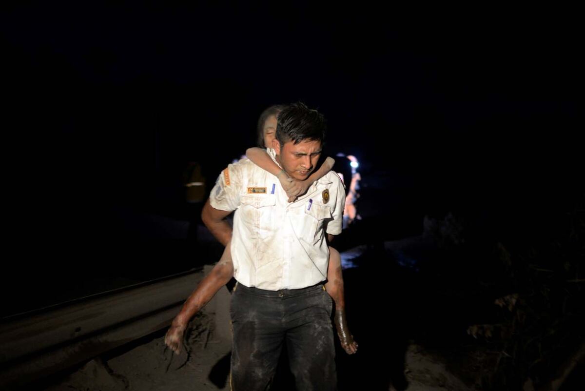 Unos 25 muertos, incluidos varios niños, deja erupción de volcán en Guatemala