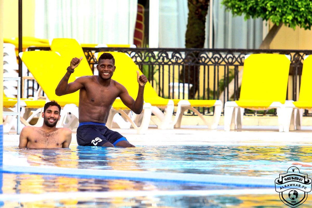 El panameño José Fajardo comparte con sus compañeros de equipo saudí