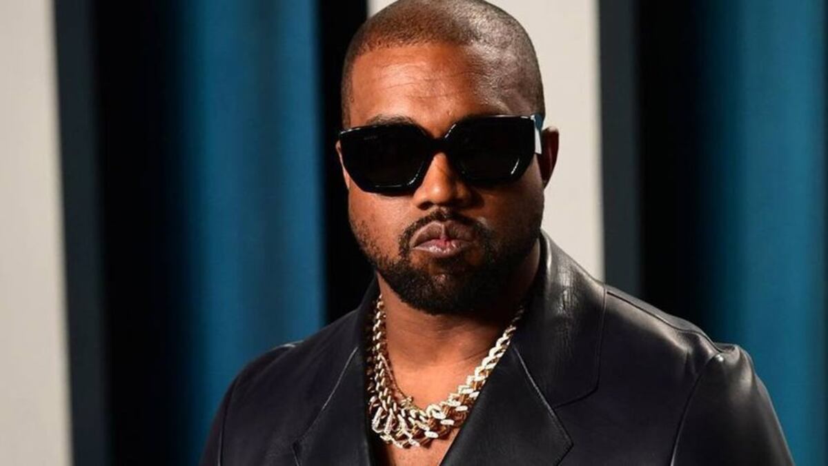 Kanye West tuitea que intenta divorciarse de Kim Kardashian y lo borra