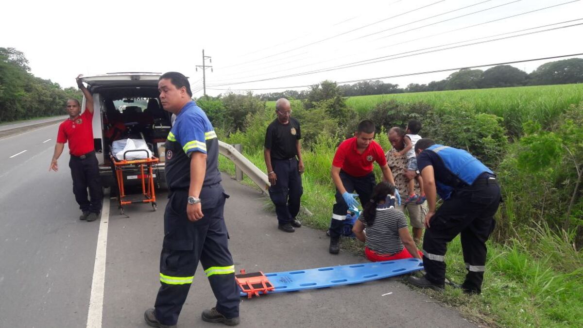 ACCIDENTE.Dos adultos y menor de dos años se lesionan, tras caer a una quebrada 