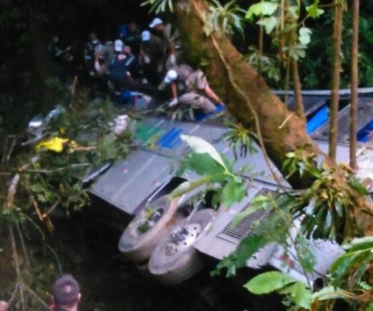 Vehículo termina volcado tras accidente de tránsito en viaducto de Paitilla