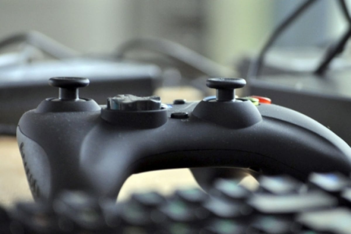 Video: Padre obliga a su hijo a destruir su PlayStation por sacar malas notas