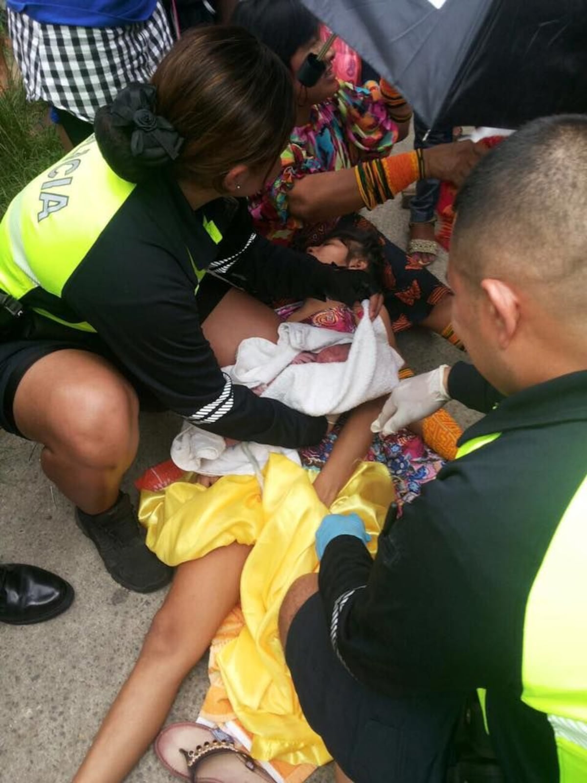 ¡VALIENTES! Ciclistas de la Policía Nacional traen al mundo a un bebé en Curundú