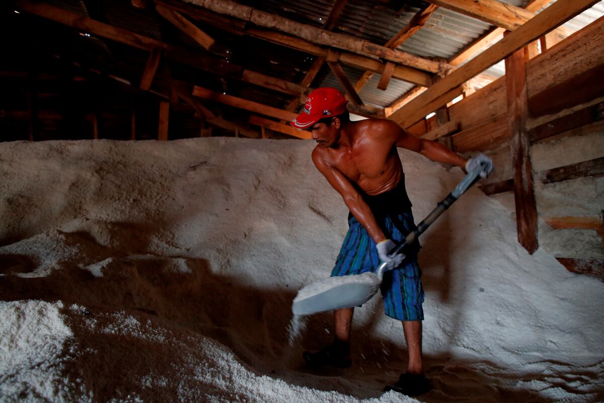 En el pueblo costero El Salao, provincia de Coclé, sobreviven en un mar de sal provocado por la pandemia