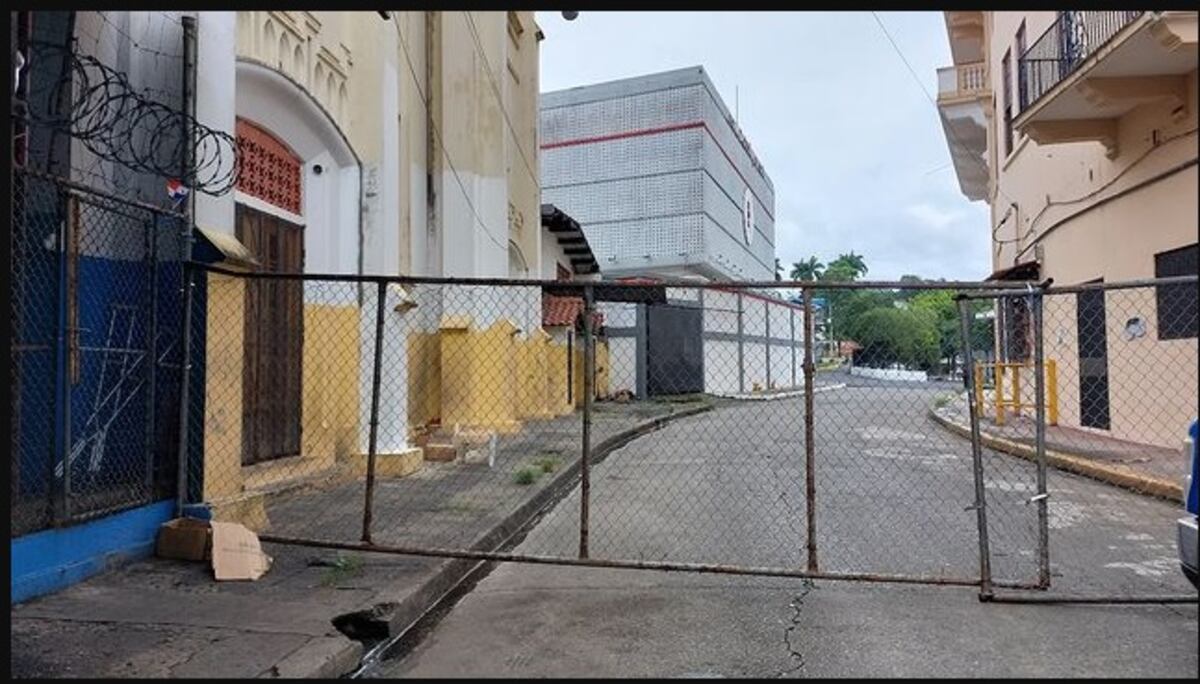 Adulto mayor muere esperando ambulancia en el Centro San Juan Pablo II. El acceso está bloqueado por vallado en torno a la Asamblea Nacional