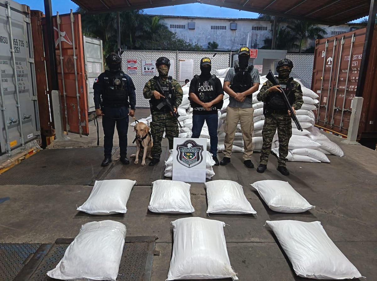 Policía Nacional decomisa siete sacos con presunta droga en un puerto del Atlántico