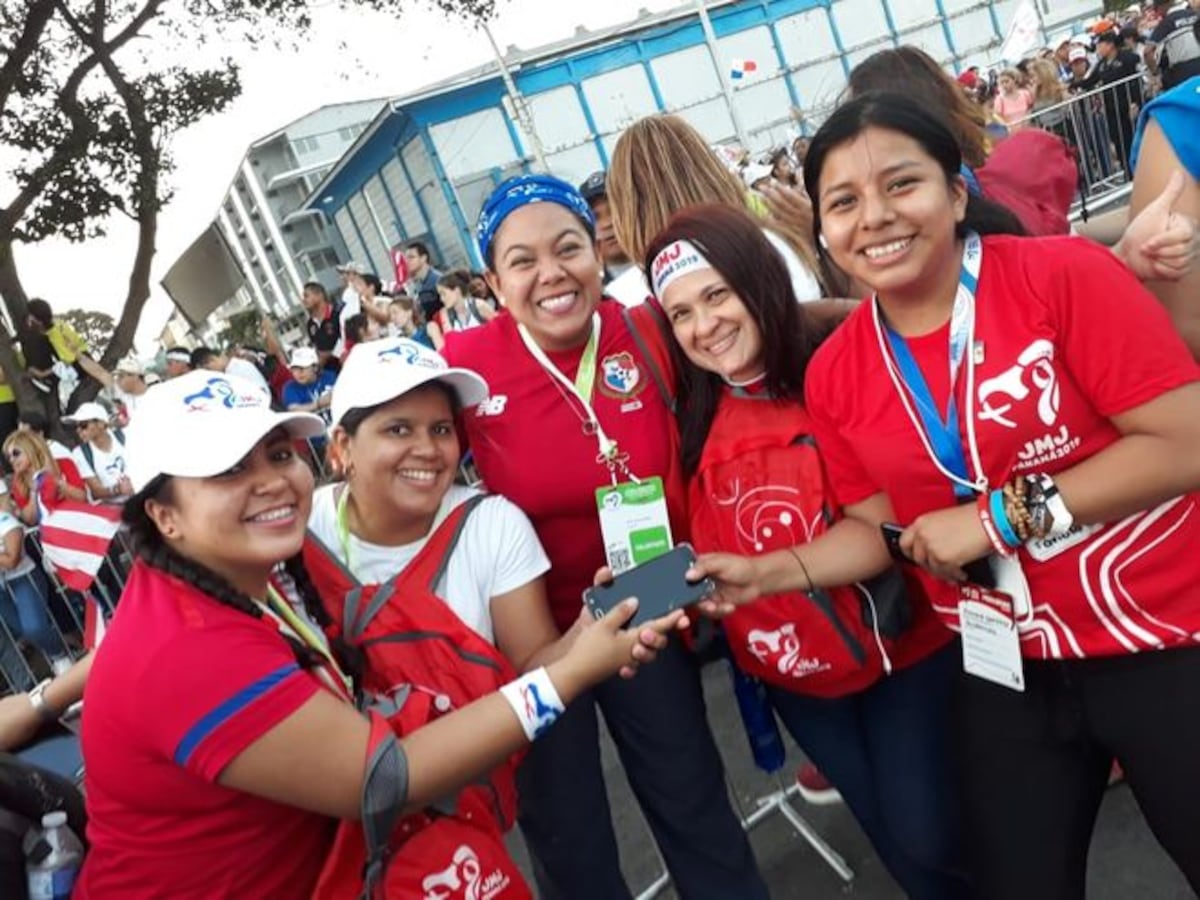 Los milagros existen. Peregrina pierde el celular en Cinta Costera y lo recupera