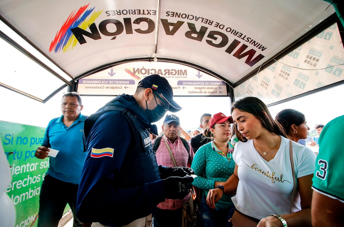 Colombia restringe ingreso de viajeros extranjeros