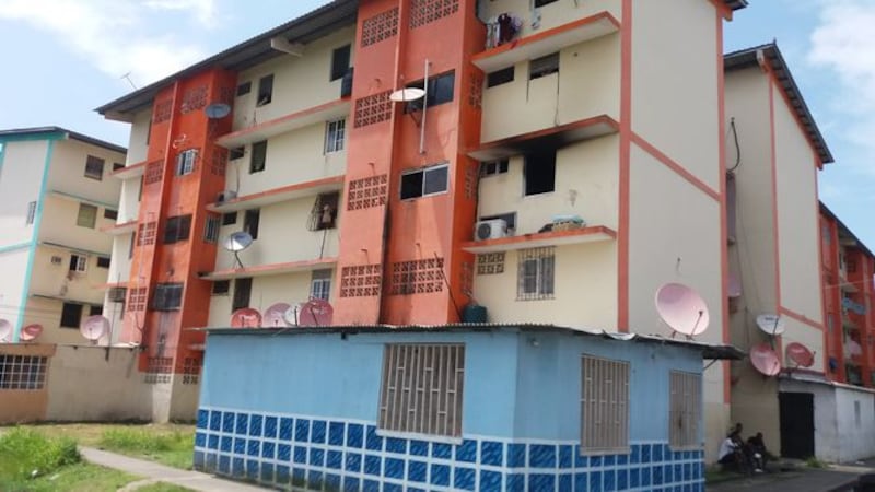 Encapuchado dispara contra un hombre y una mujer mientras estaban fuera de su casa en Colón 