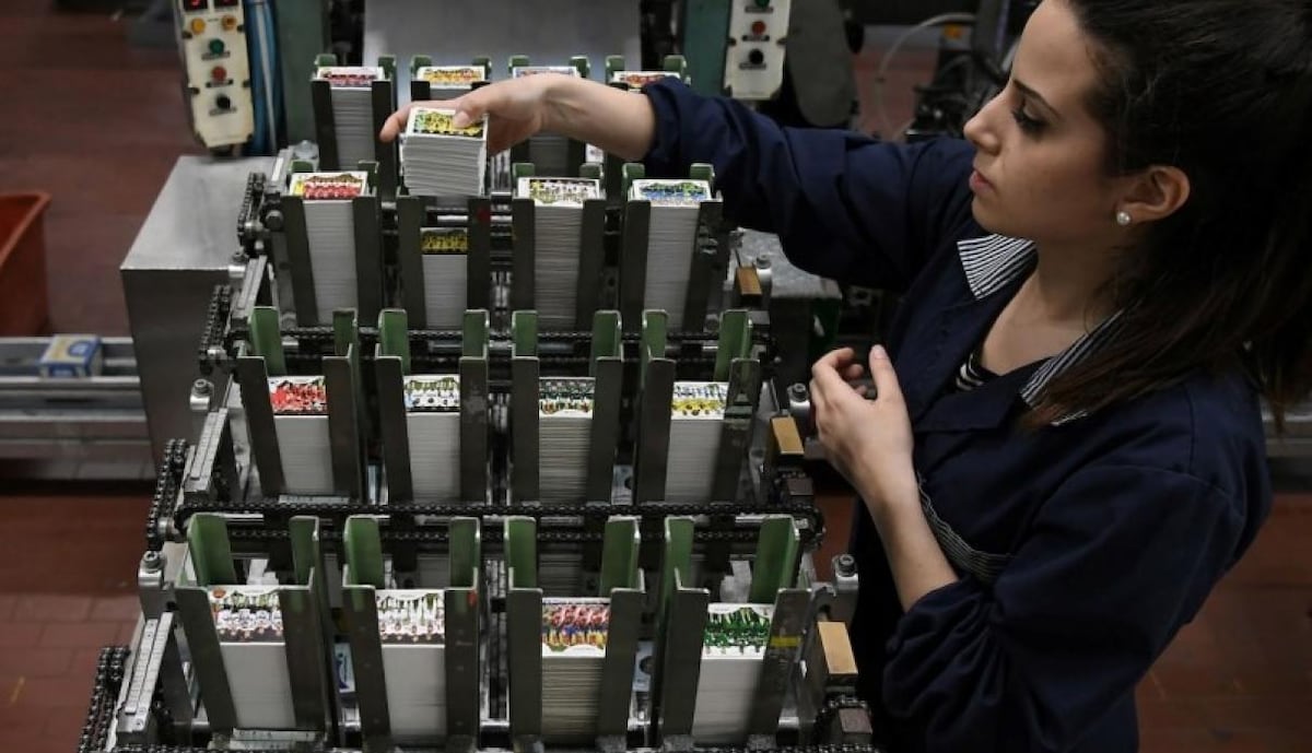 Así se hacen las figuritas del clásico álbum Panini | FOTOS