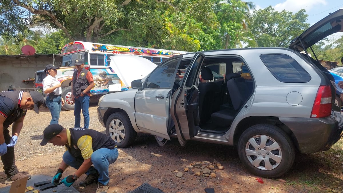 Hallan vehículo abandonado en La Chorrera con tremendo arsenal: 2 pistolas, fusil y más de 100 municiones
