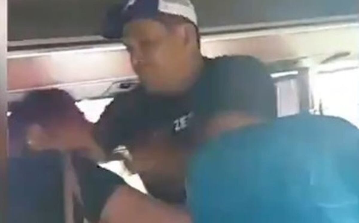 Video causa revuelo. Un hombre le entra a puñete a una mujer en un bus