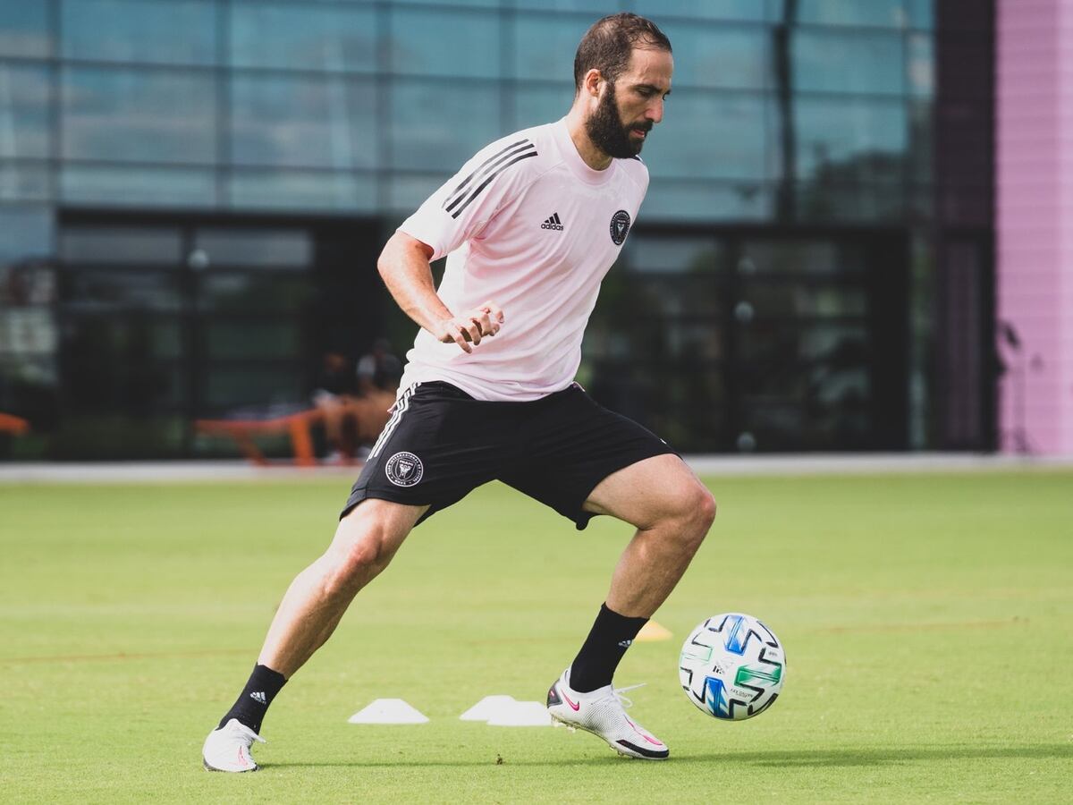 El fútbol hace que Román Torres y el ‘Pipita' Higuaín crucen sus caminos