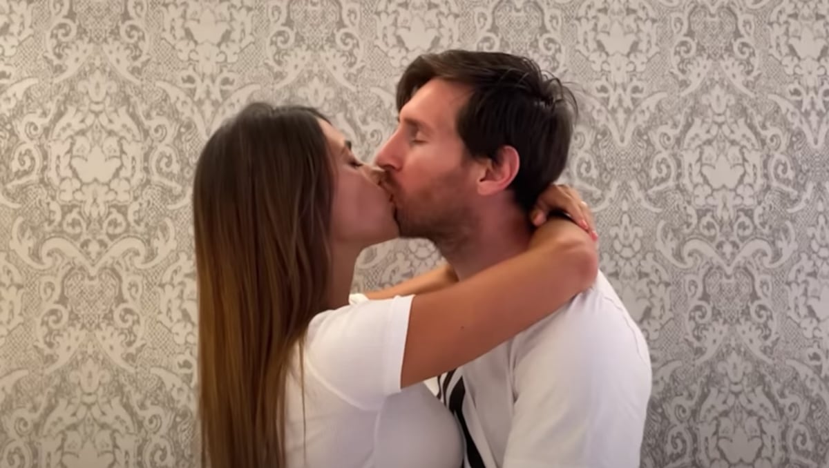 El viral beso de Leo Messi y Antonnella en el videoclip de “Residente”. Video