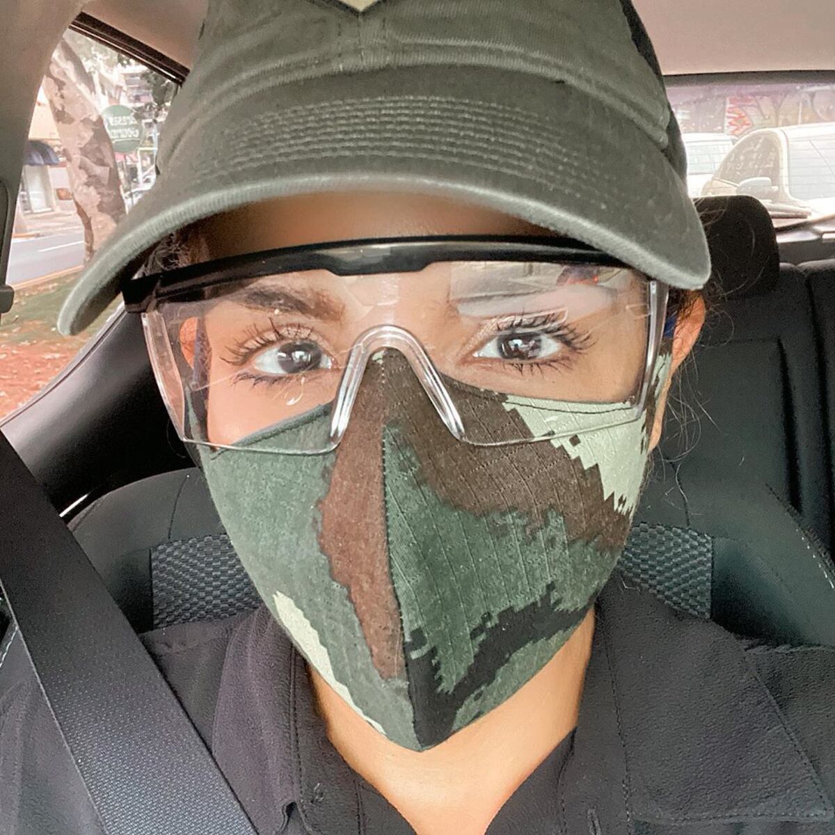 No es por moda. La gobernadora aclara a qué se deben sus ‘looks’ con estampado de militar +Fotos