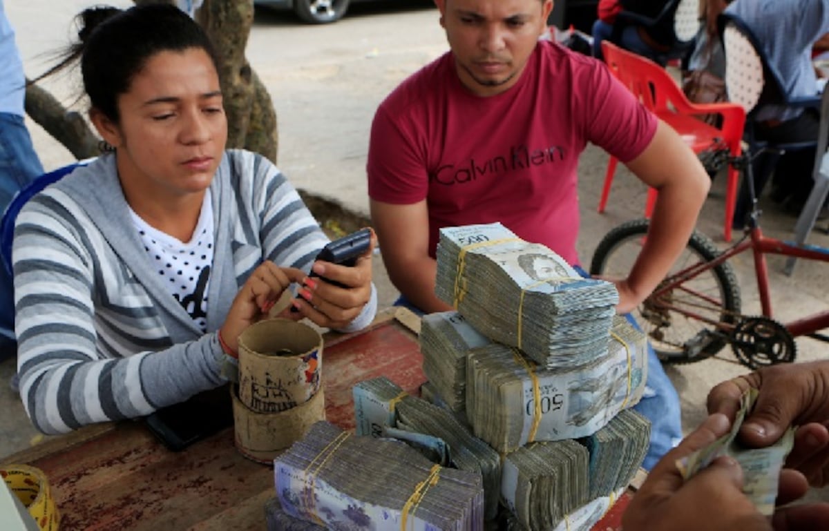 ¡Billete venezolano! Solo les sirve para hacer estas artesanías