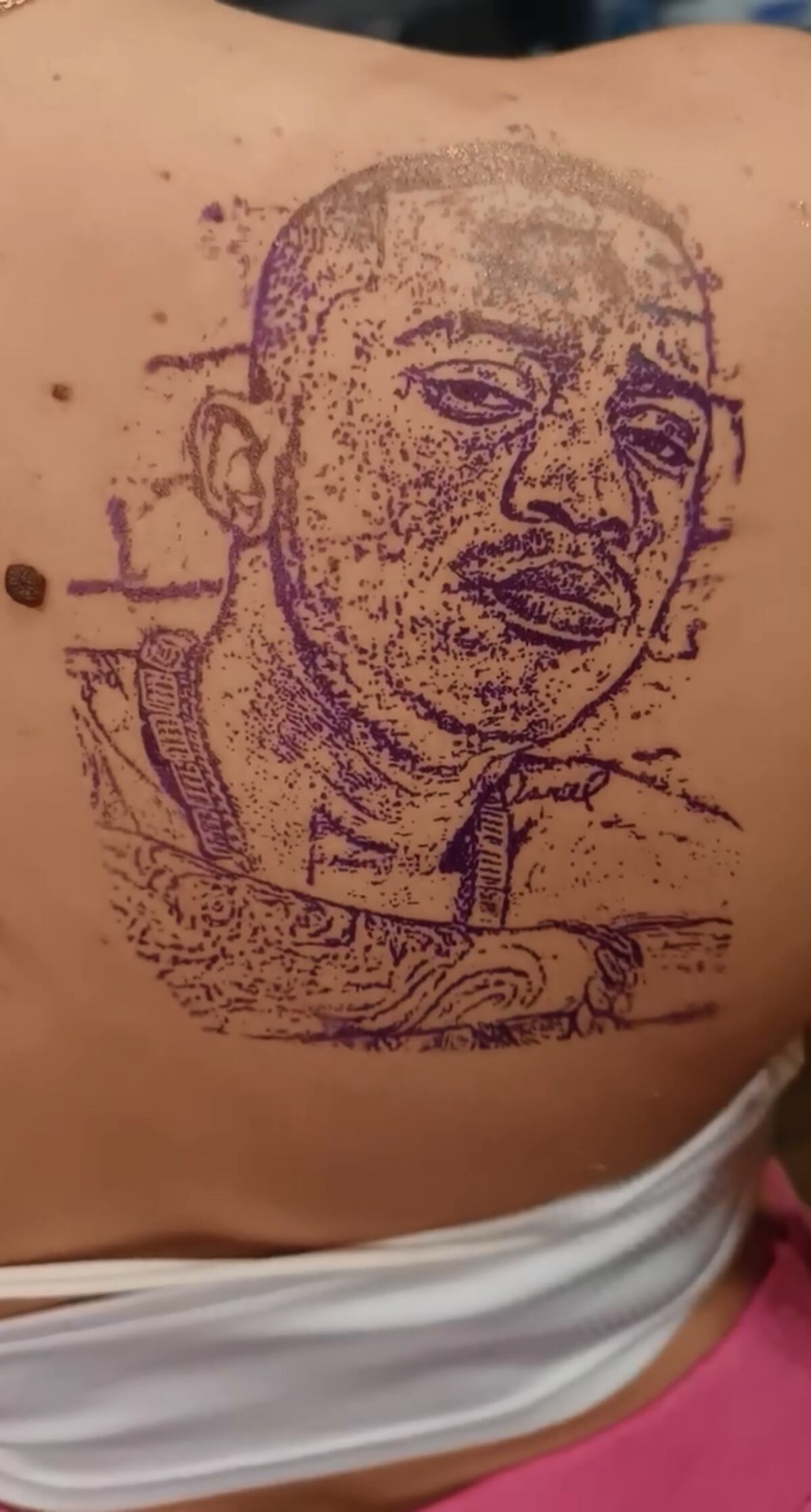 Fanática se tatúa el rostro de Barbel en la espalda