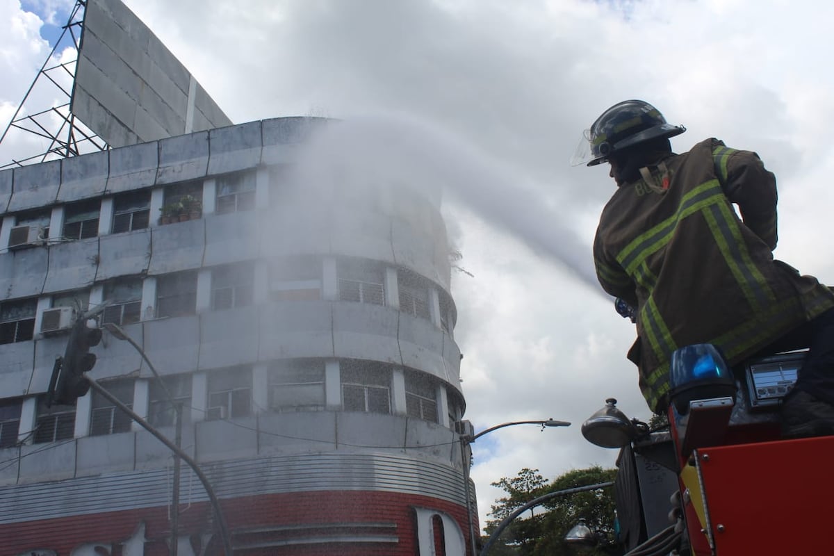 Búsqueda y rescate. Incendio en apartamento en el edificio Dynasty en Plaza 5 de Mayo causó alarma.