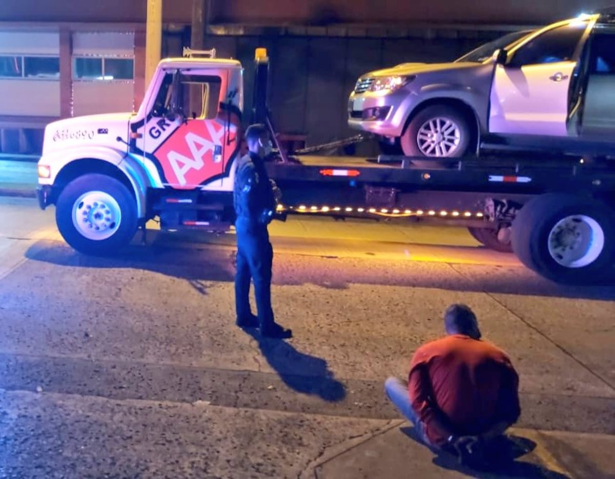 Intentan presuntamente hurtar una camioneta en grúa y los pillan en Betania. Video