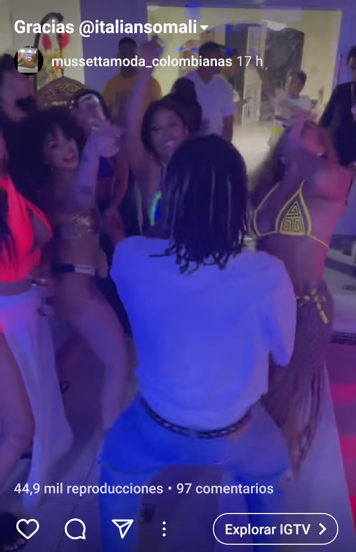 Burbuja familiar grande. Fiesta de Mussetta: sin mascarilla, sin distanciamiento y con concierto