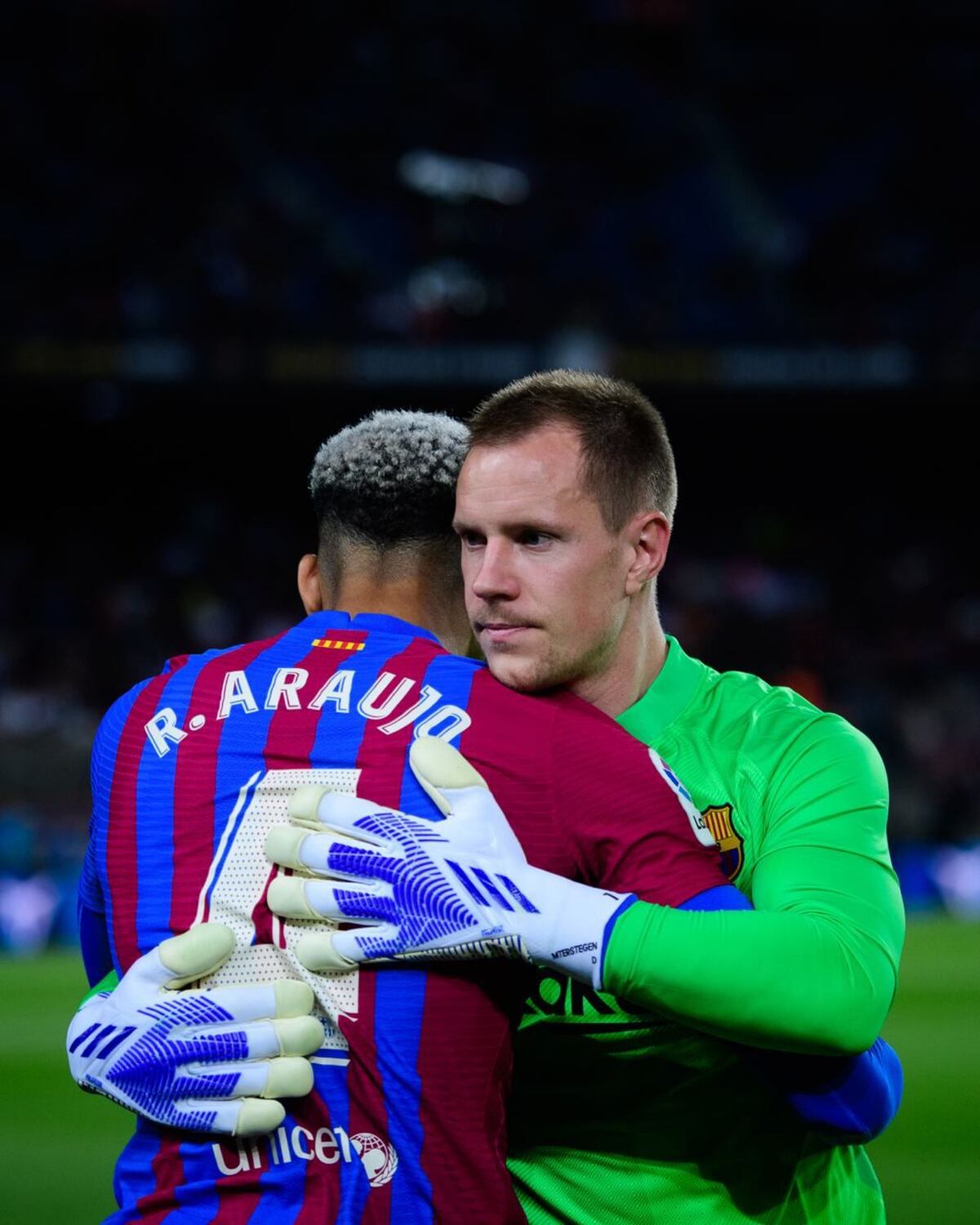 Noche de susto. Barcelona gana y Araujo es enviado al hospital