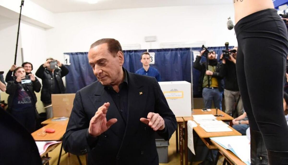 Activista de Femen en topless irrumpe en votación de Berlusconi