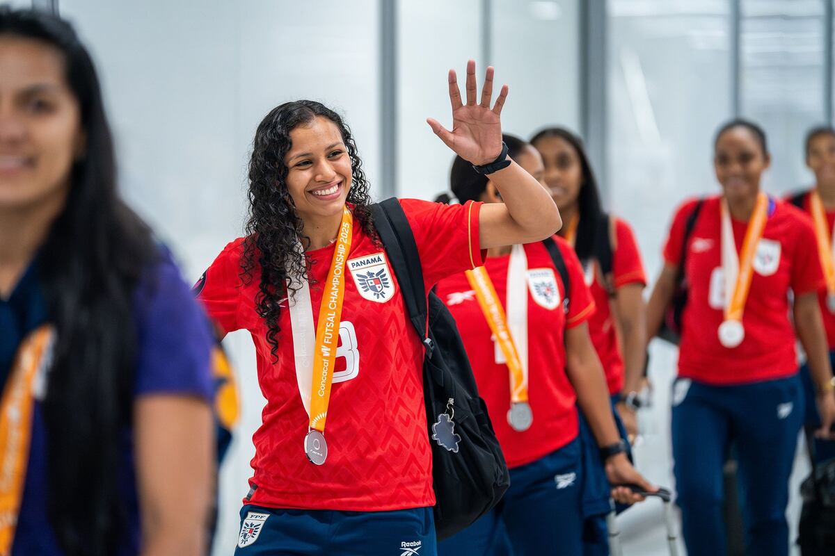 Entre alegrías y aplausos: Las mundialistas de futsal vuelven a casa con la frente en alto