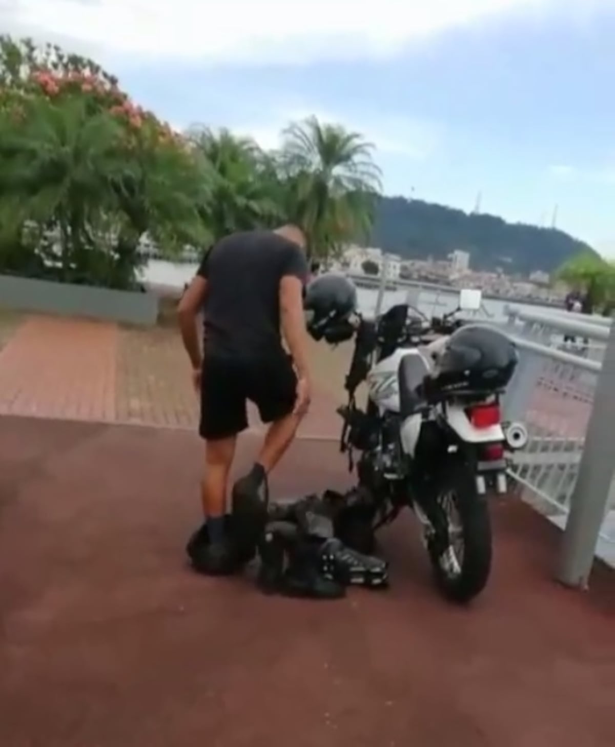 Captan momento en que SPI se quita la ropa y se lanza a salvar a una persona en tramo marino de Cinta Costera3. Video