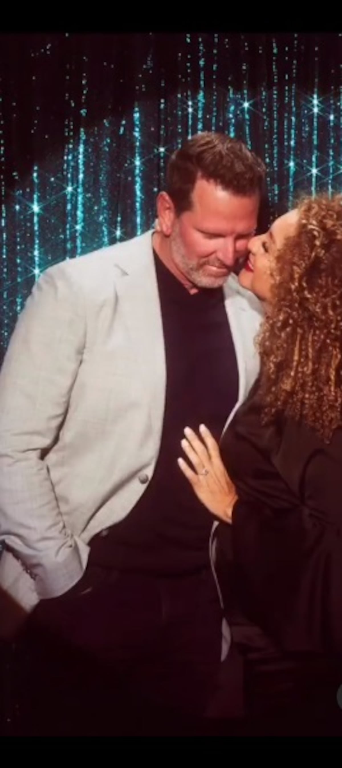 ‘Dije que sí'. A Erika Ender le piden la mano y muestra el anillo