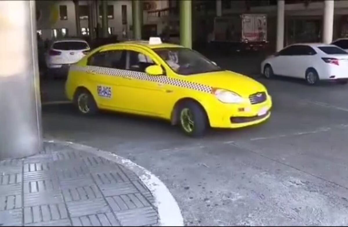 Taxista le devuelve cartera a pasajera con toda su quincena