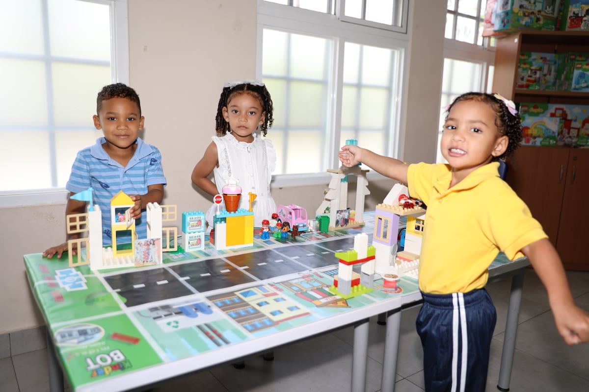 De jugar a programar: así aprenden niños panameños con robots desde los 3 años