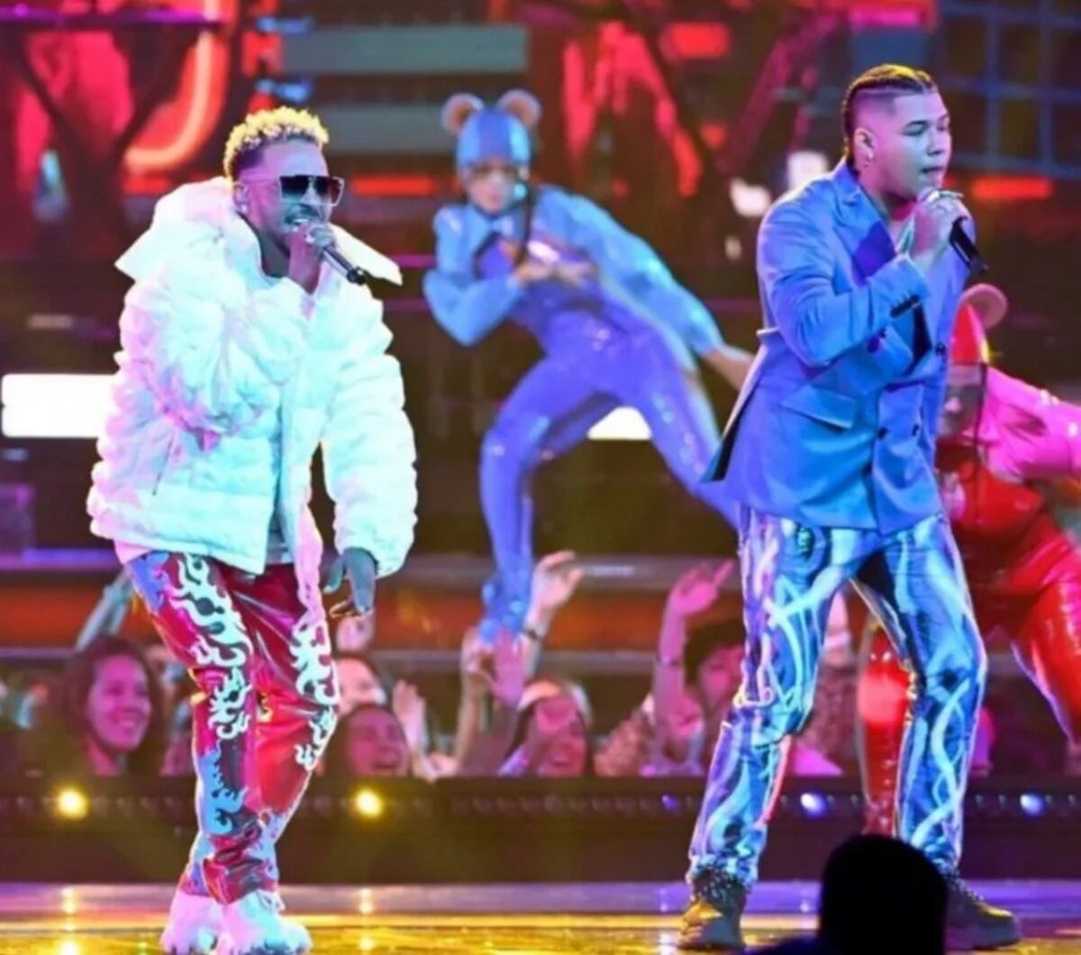 Boza en los Latin AMA’s. El intérprete de Hecha pa´mi  se lució junto a Ozuna + Video