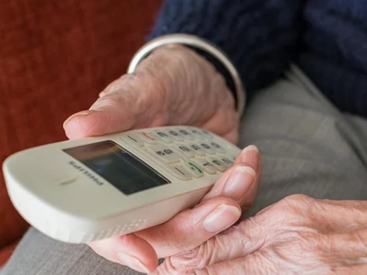 Detienen a abuelito por hacer 24 mil llamadas para quejarse