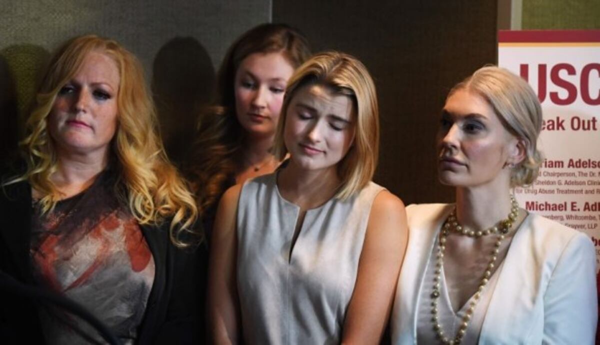 Casi 100 mujeres acusan a ginecólogo de abusarlas sexualmente