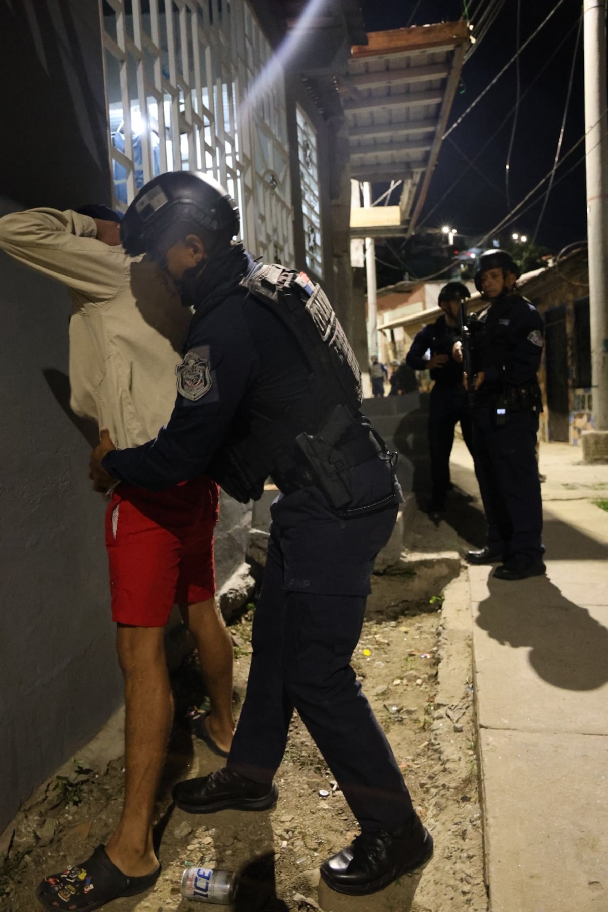 Sin piedad, al estilo Bukele. No respetaron el horario y caen en barrida nocturna en San Miguelito: 38 aprehendidos y dos menores retenidos 