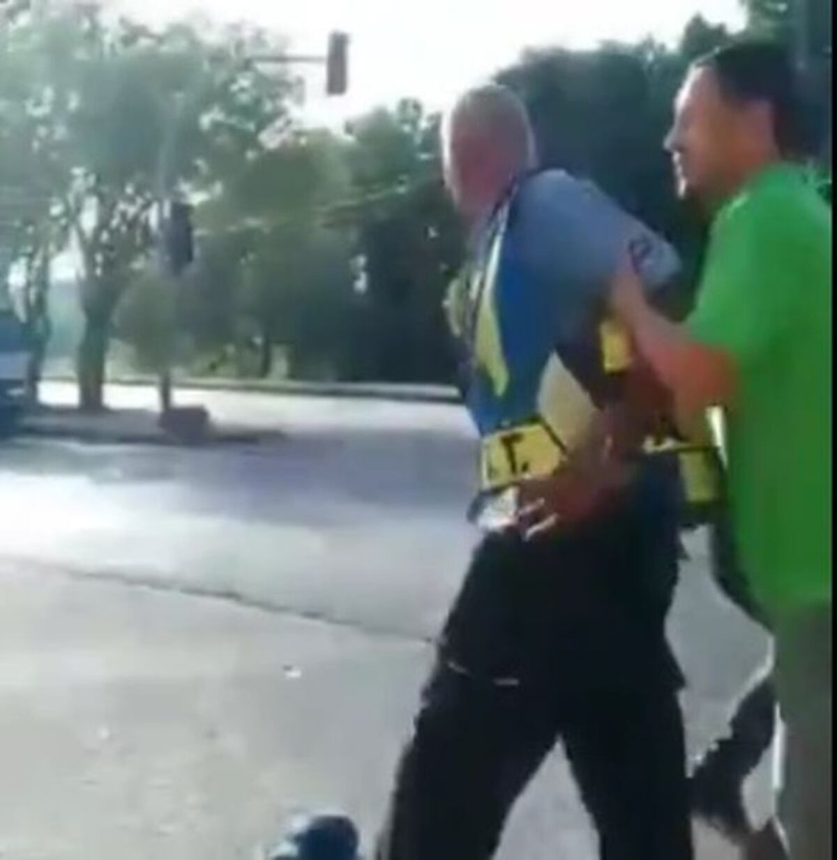 Circula video. Le entran a golpes a inspector del Tránsito. Cae en plena calle.