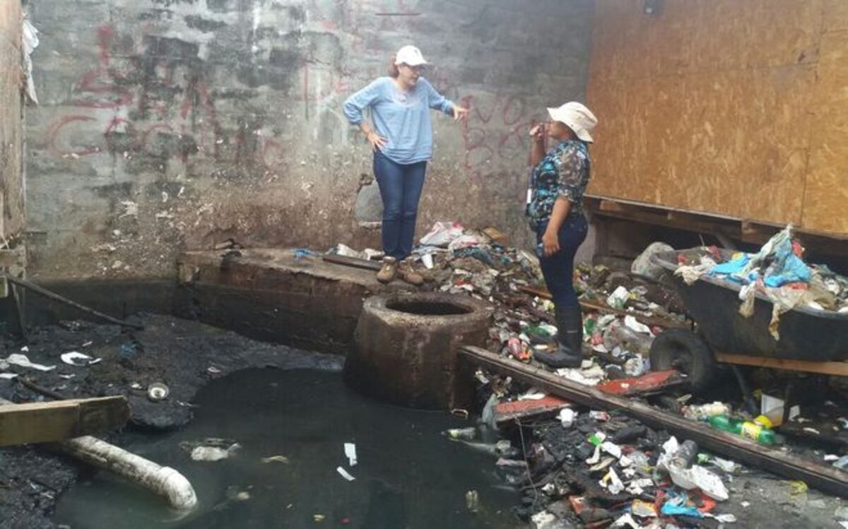 ¡SANTO CIELO! En medio de la basura directora del IDAAN visita Curundú
