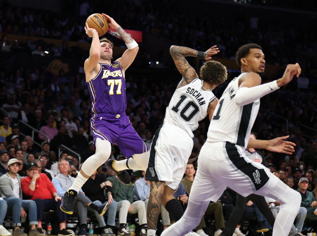 Lakers chocan con Spurs en los cuartos de la Copa NBA