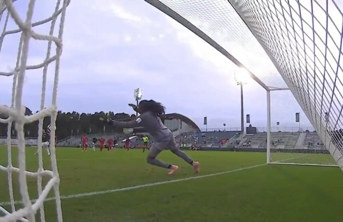 Futbolistas profesionales admiran la entrega y la pasión de la portera panameña