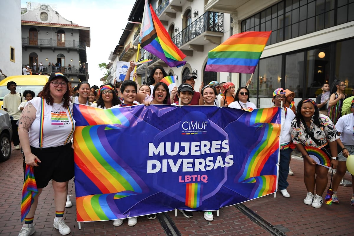 Arcoíris en la Cinta Costera: La estrella de OnlyFans, Gracie Bon Lidera el Orgullo en Panamá